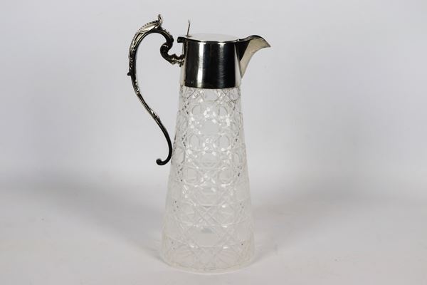 Caraffa in cristallo lavorato a punta di diamante, con collo e manico in metallo argentato