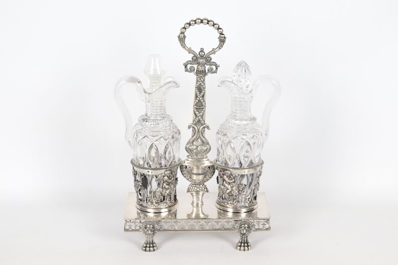 Antica oliera francese in argento, interamente cesellata e sbalzata a motivi Impero di cigni, put...