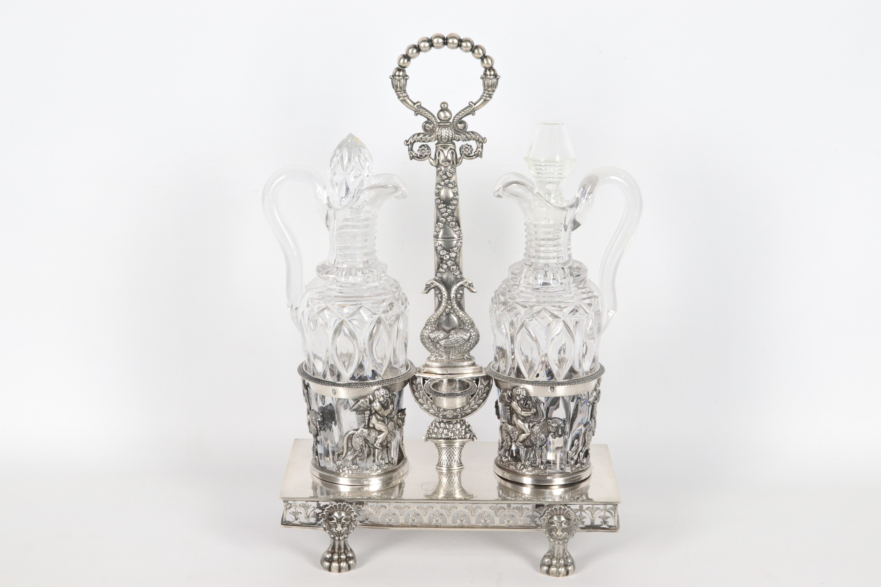 Antica oliera francese in argento, interamente cesellata e sbalzata a motivi Impero di cigni, put...