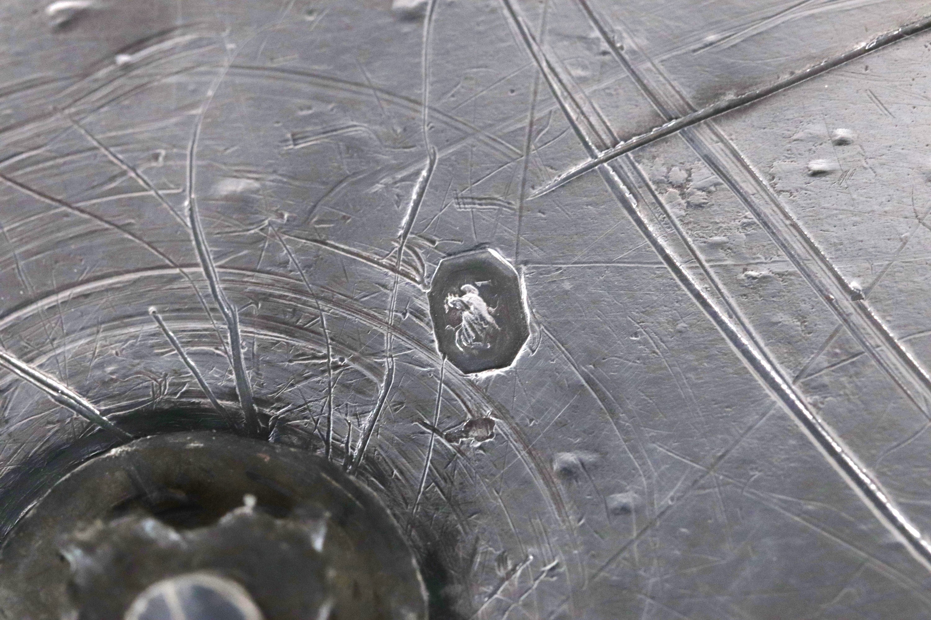 Antica oliera francese in argento, interamente cesellata e sbalzata a motivi Impero di cigni, put...