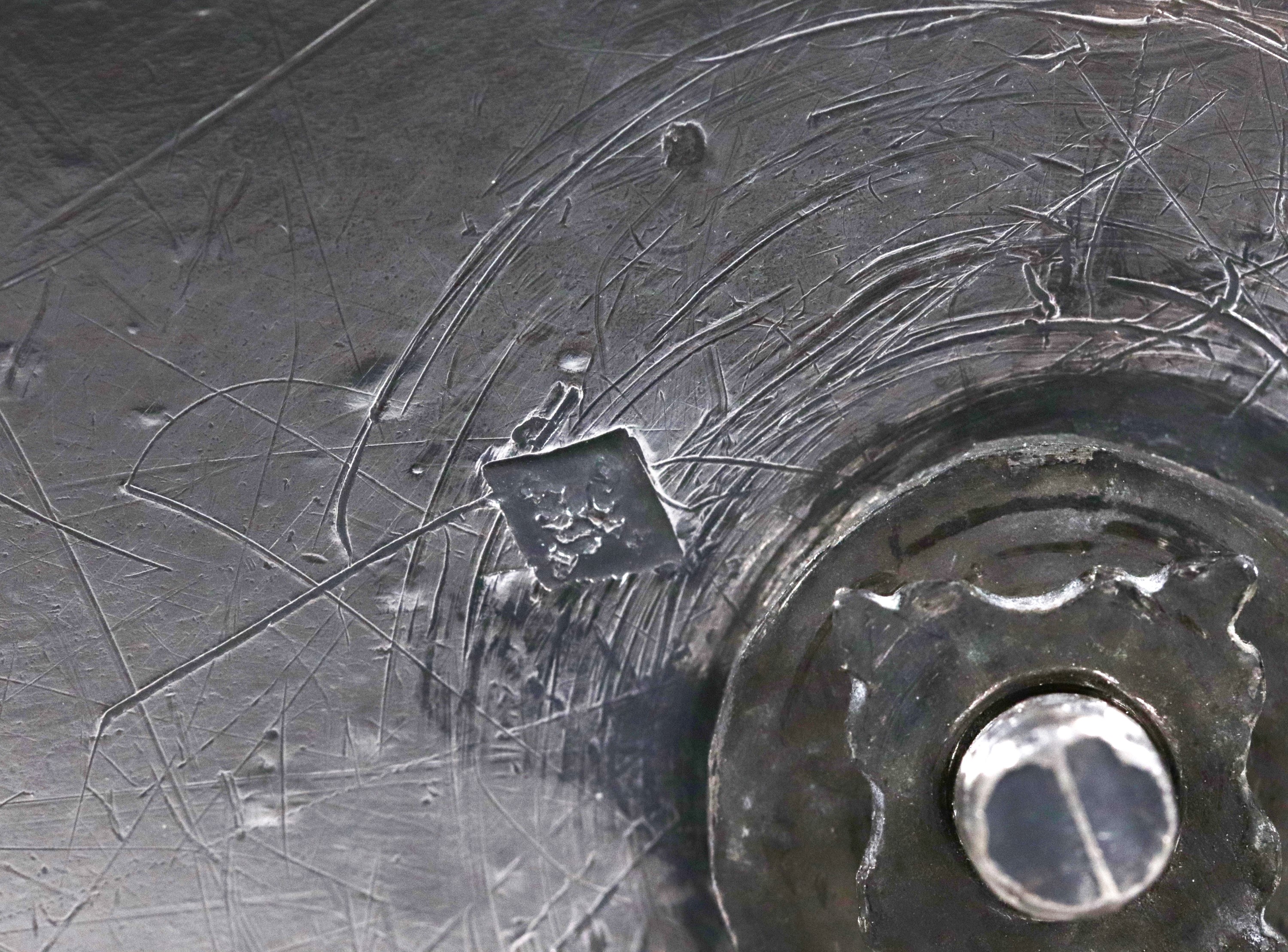 Antica oliera francese in argento, interamente cesellata e sbalzata a motivi Impero di cigni, put...