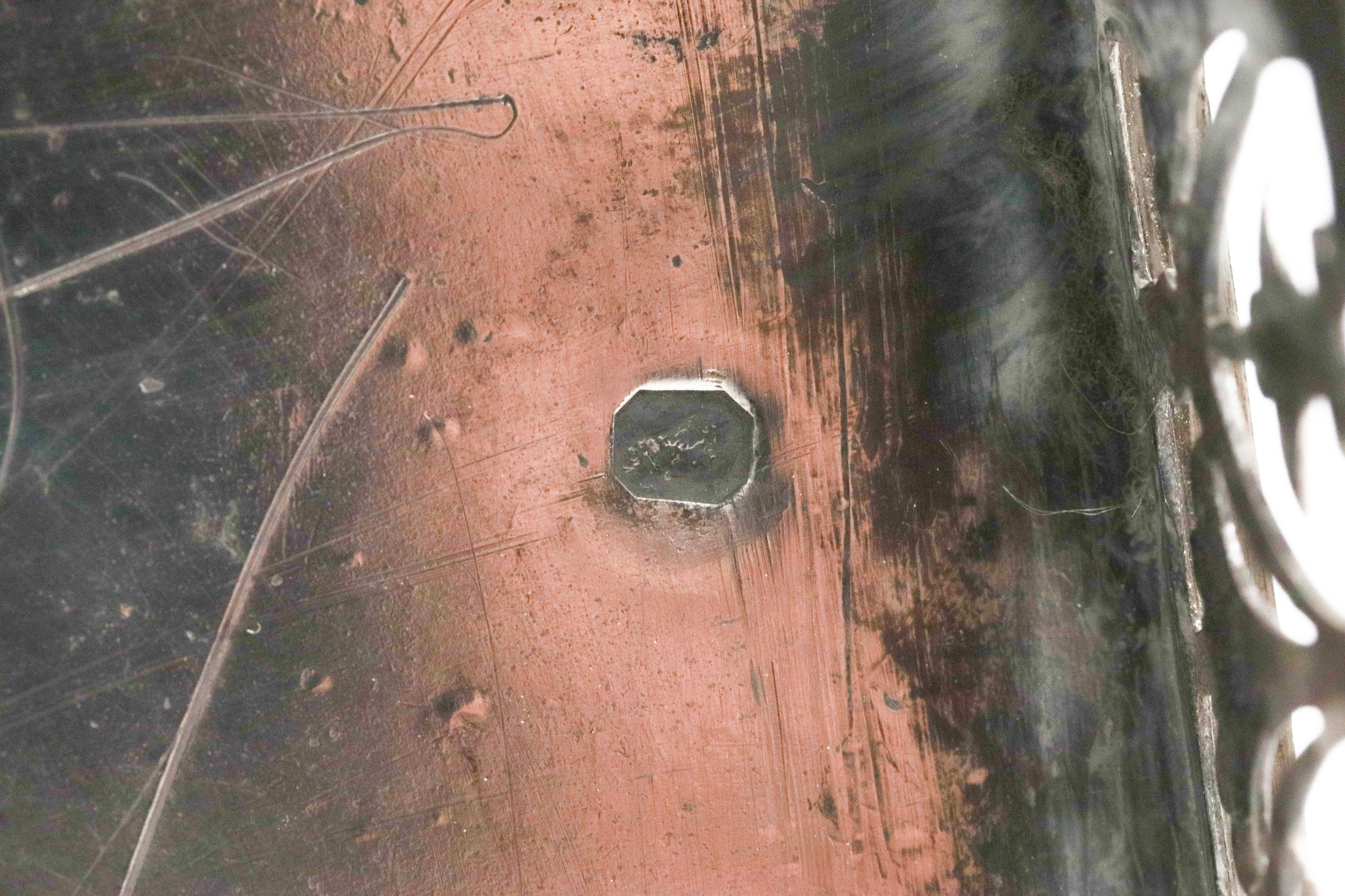 Antica oliera francese in argento, interamente cesellata e sbalzata a motivi Impero di cigni, put...