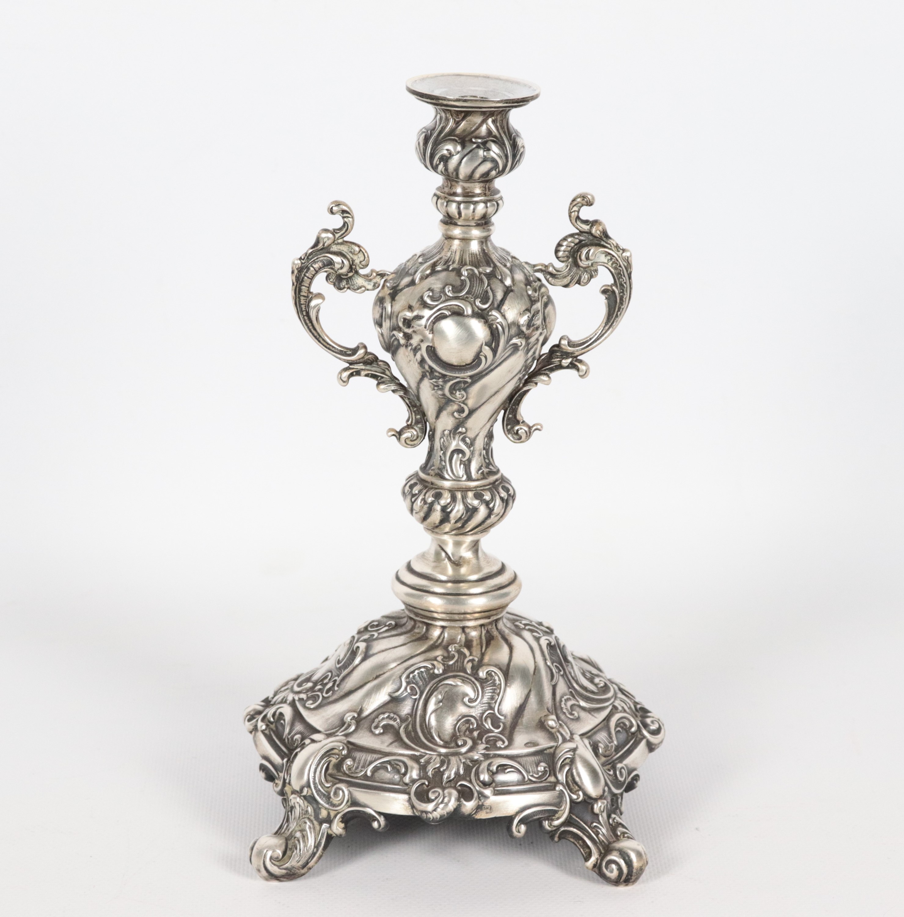 Antico candeliere russo in argento, interamente cesellato e sbalzato a motivi Luigi XV, gr. 430. ...