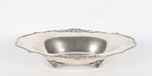 Antico piccolo centrotavola ovale in argento, con bordo cesellato, sbalzato e traforato, sorretto da quattro piedini ricurvi, gr. 278
