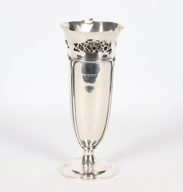 Antique small English silver vase, George V era, with chased, embossed and pierced neck edge, 270 gr. Birmingham 1919 hallmarks