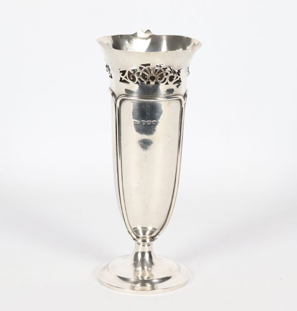Antico piccolo vaso inglese in argento Epoca Giorgio V, con bordo del collo cesellato, sbalzato e traforato, gr. 270. Bolli Birmingham 1919