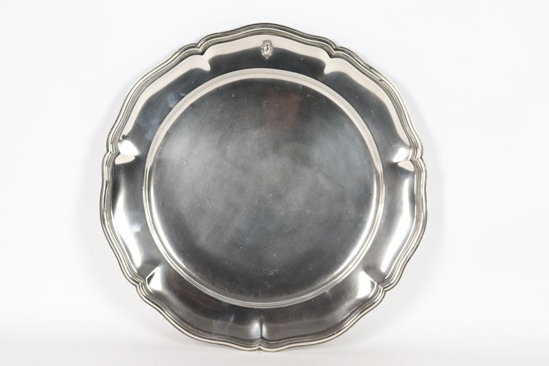 Antico grande piatto tondo da portata, con bordo centinato e stemma gentilizio a rilievo, gr. 135...