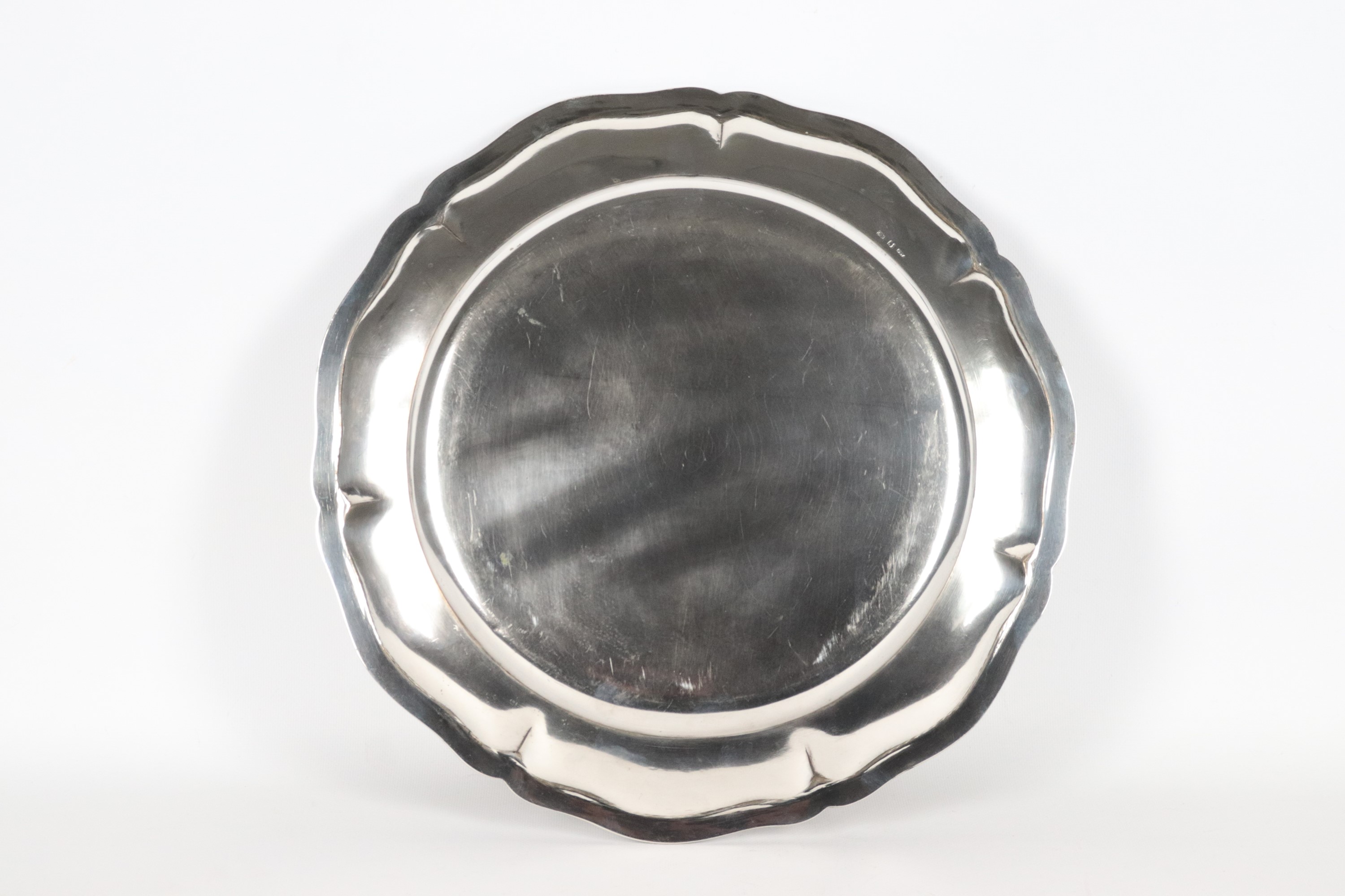 Antico grande piatto tondo da portata, con bordo centinato e stemma gentilizio a rilievo, gr. 135...