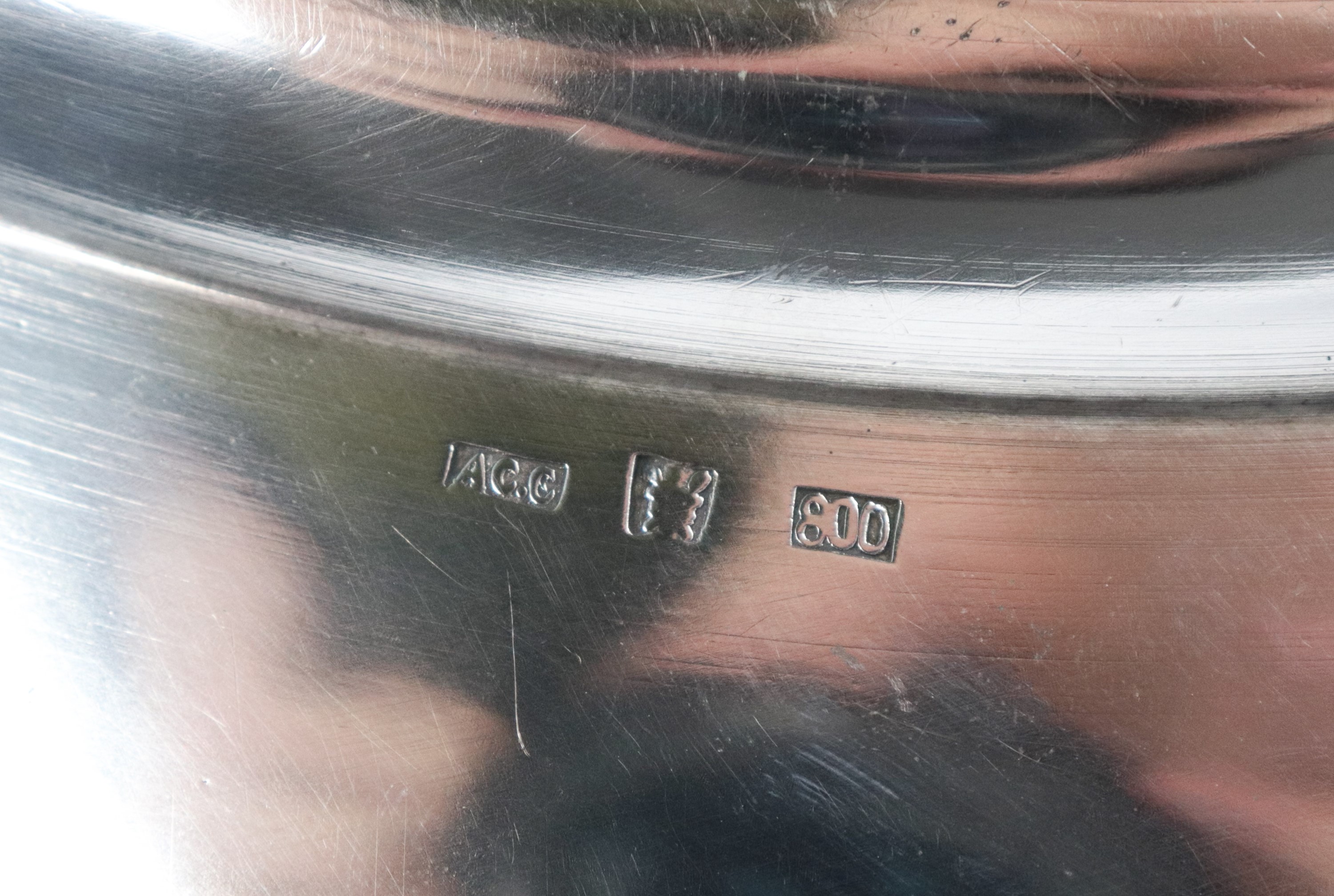 Antico grande piatto tondo da portata, con bordo centinato e stemma gentilizio a rilievo, gr. 135...