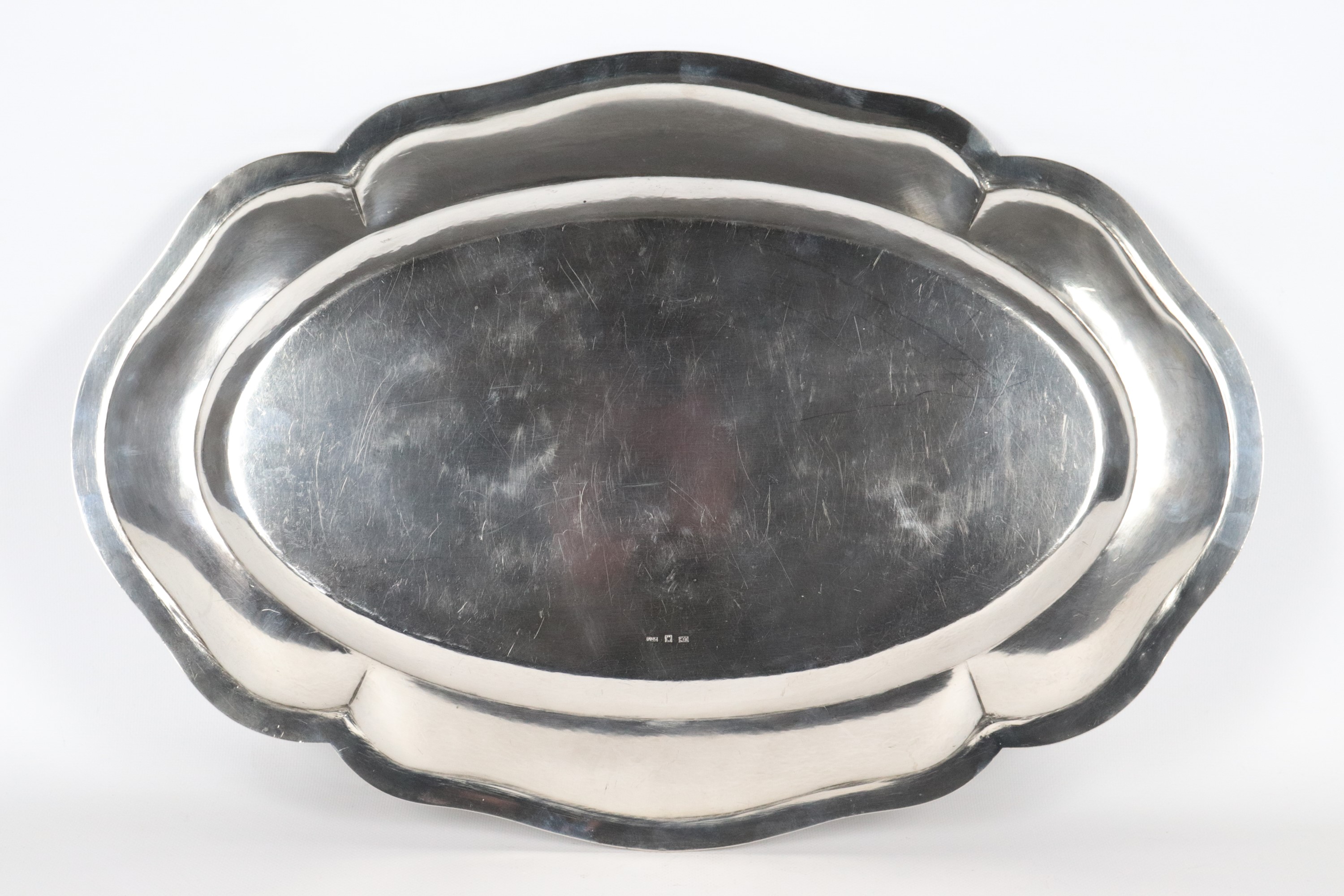 Antico grande piatto ovale da portata, con bordo centinato e stemma gentilizio a rilievo, gr. 178...