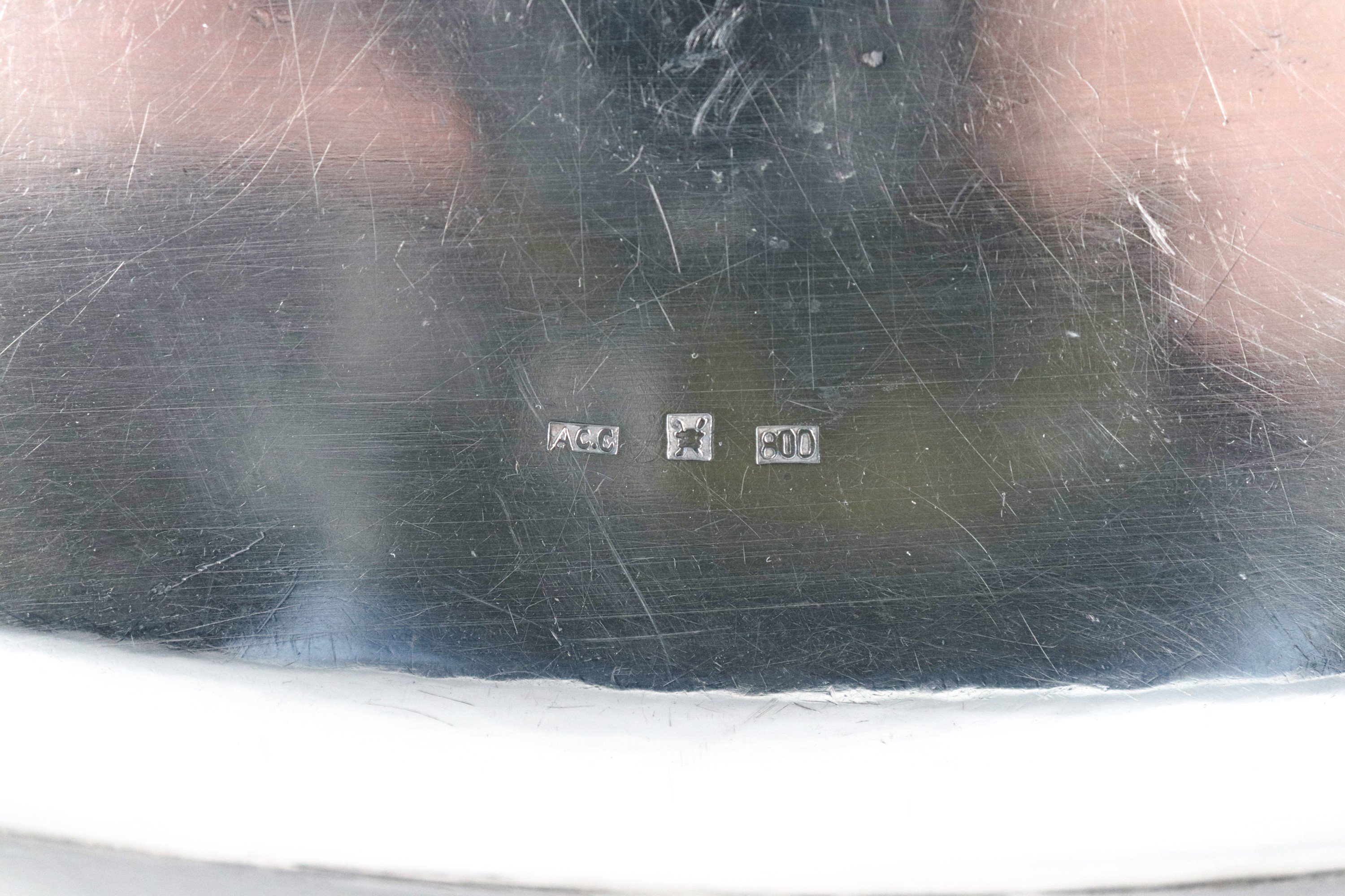 Antico grande piatto ovale da portata, con bordo centinato e stemma gentilizio a rilievo, gr. 178...