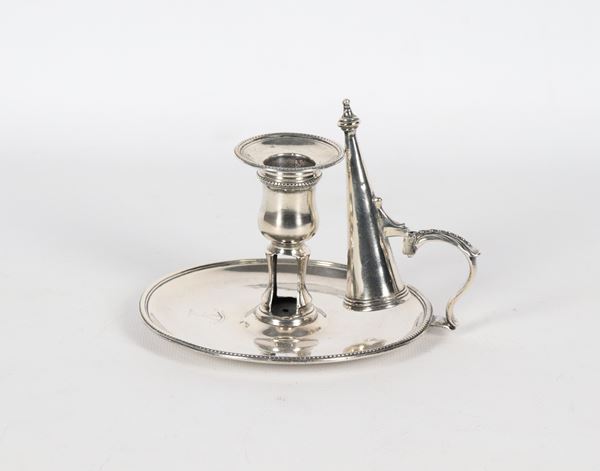 Antica bugia inglese Epoca Giorgio II, in argento cesellato e sbalzato, gr. 258. Bolli Londra 1737
