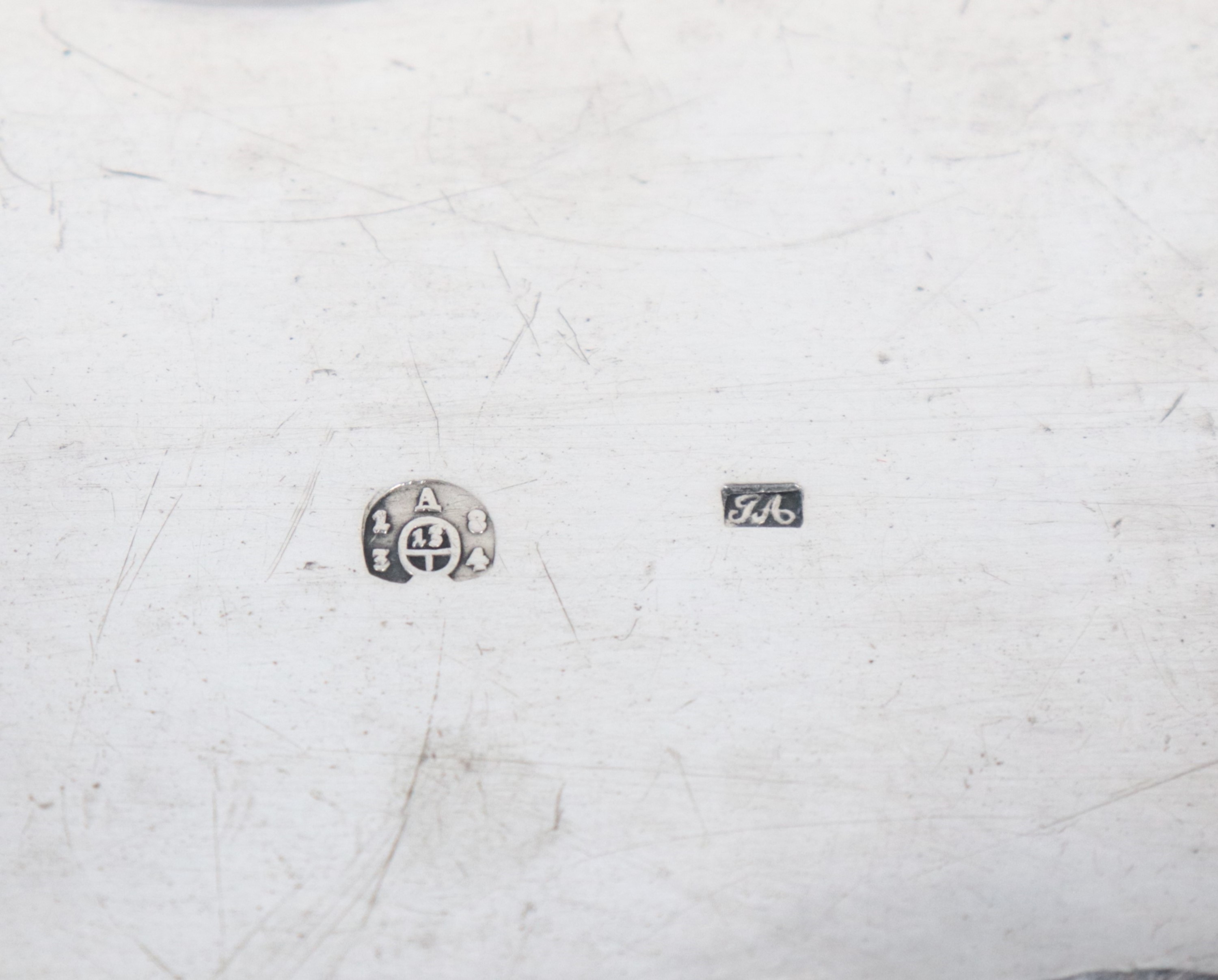 Antico spegnicandele in argento cesellato e sbalzato, forbice e vassoietto sagomato, gr. 276. Bol...