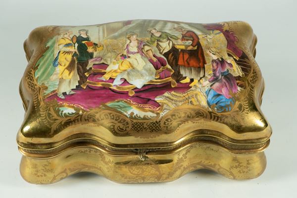 French box in gilded porcelain