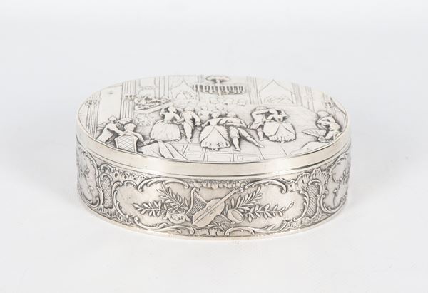 Antica scatola francese in argento, interamente cesellata e sbalzata a motivi di volute floreali e strumenti musicali, sul coperchio scena con il ballo dei nobili, gr. 340. Bolli Parigi Inizio XIX Secolo