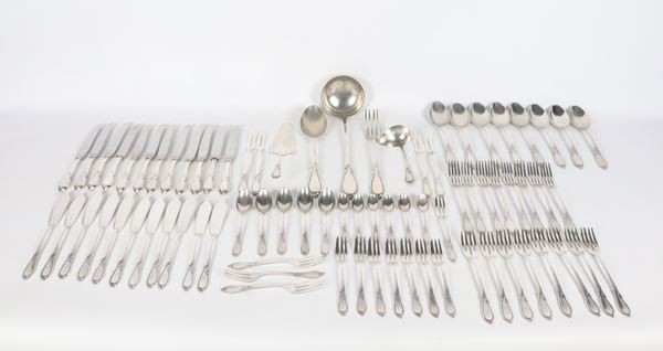 Antico servizio di posate francese in argento cesellato e sbalzato (78 pz), gr. 3140. Bolli Francia Inizio XIX Secolo