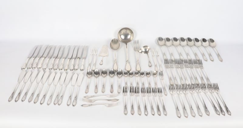 Antico servizio di posate francese in argento cesellato e sbalzato (78 pz), gr. 3140. Bolli Franc...