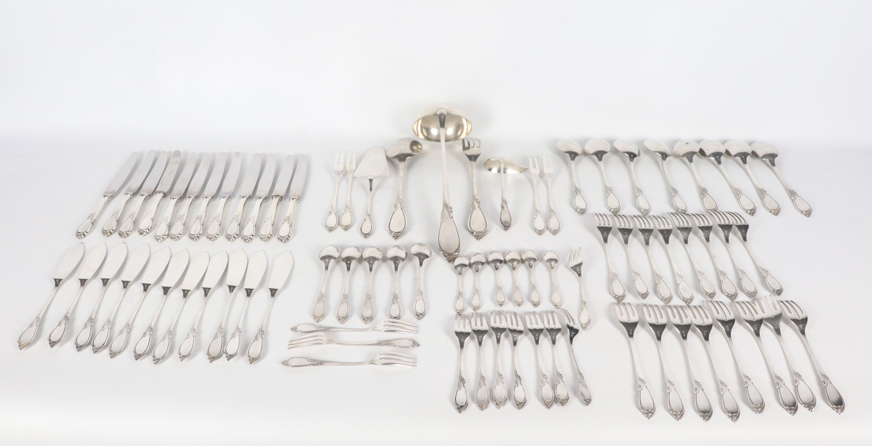 Antico servizio di posate francese in argento cesellato e sbalzato (78 pz), gr. 3140. Bolli Franc...