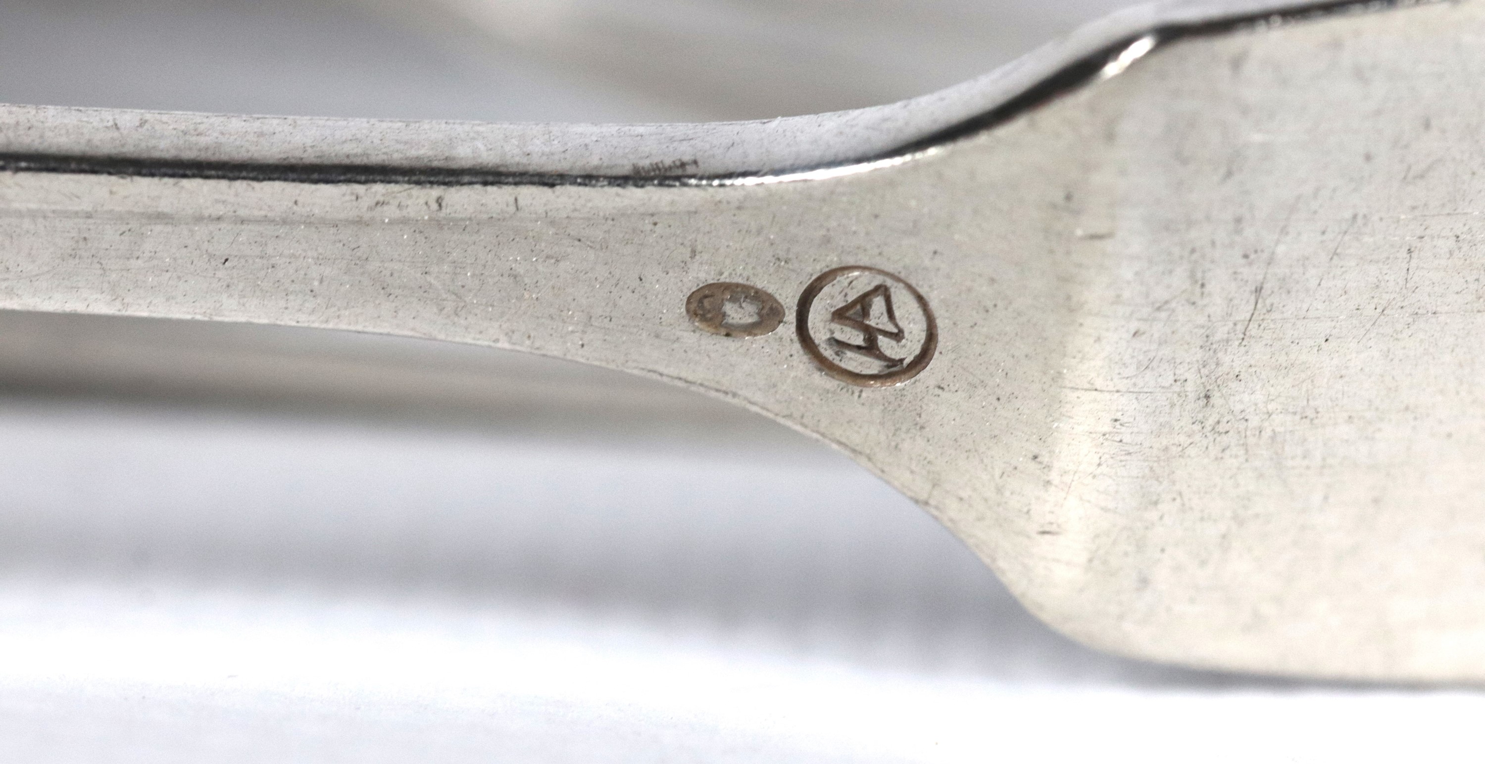 Antico servizio di posate francese in argento cesellato e sbalzato (78 pz), gr. 3140. Bolli Franc...