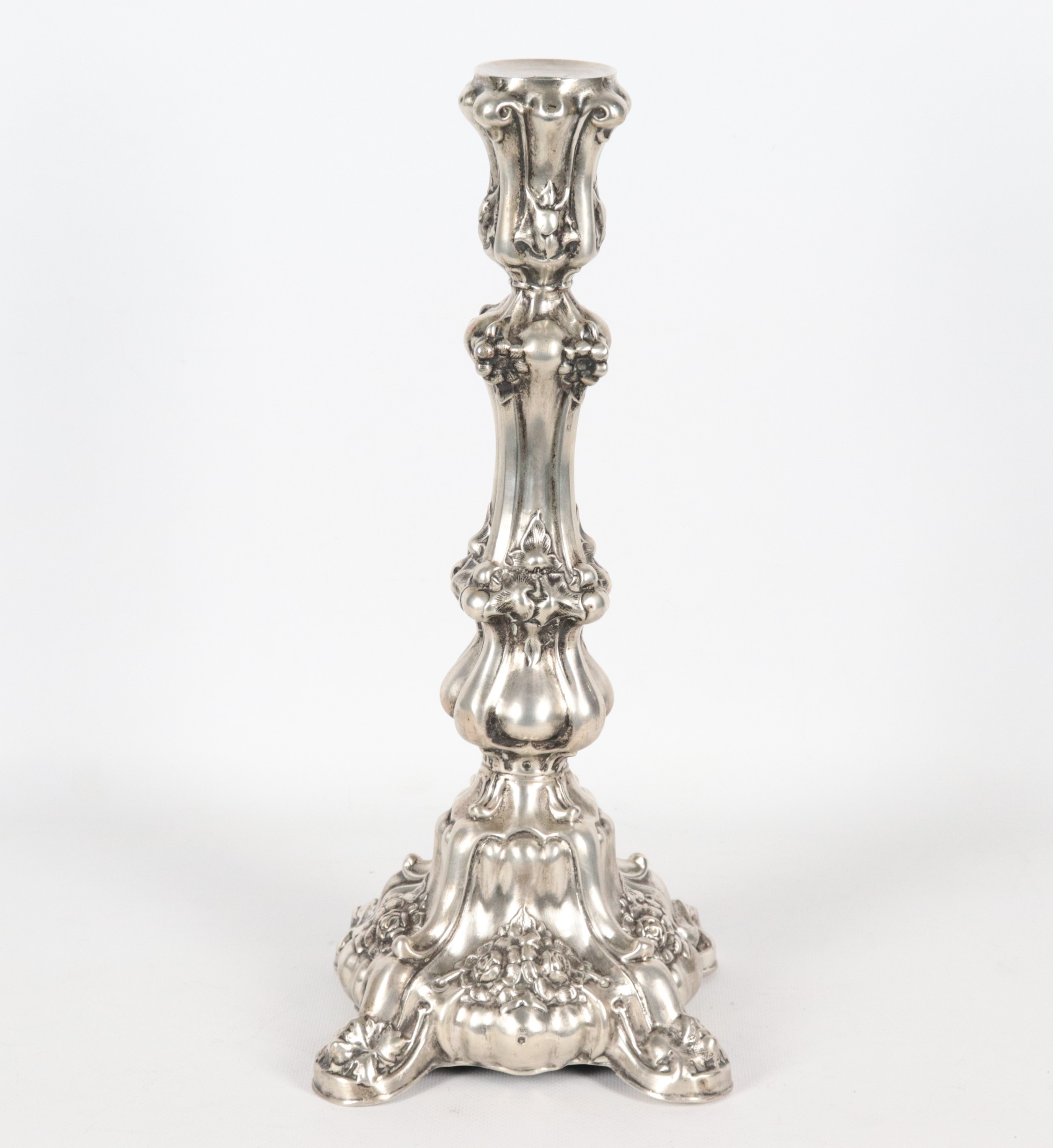 Antico candeliere in argento cesellato e sbalzato a motivi Luigi XV, gr. 490. Bolli Francia Inizi...