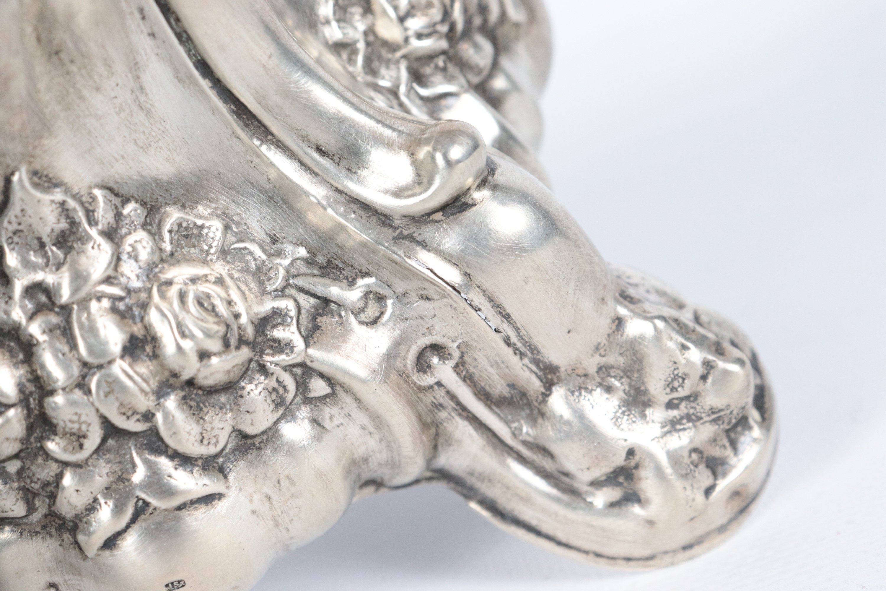 Antico candeliere in argento cesellato e sbalzato a motivi Luigi XV, gr. 490. Bolli Francia Inizi...