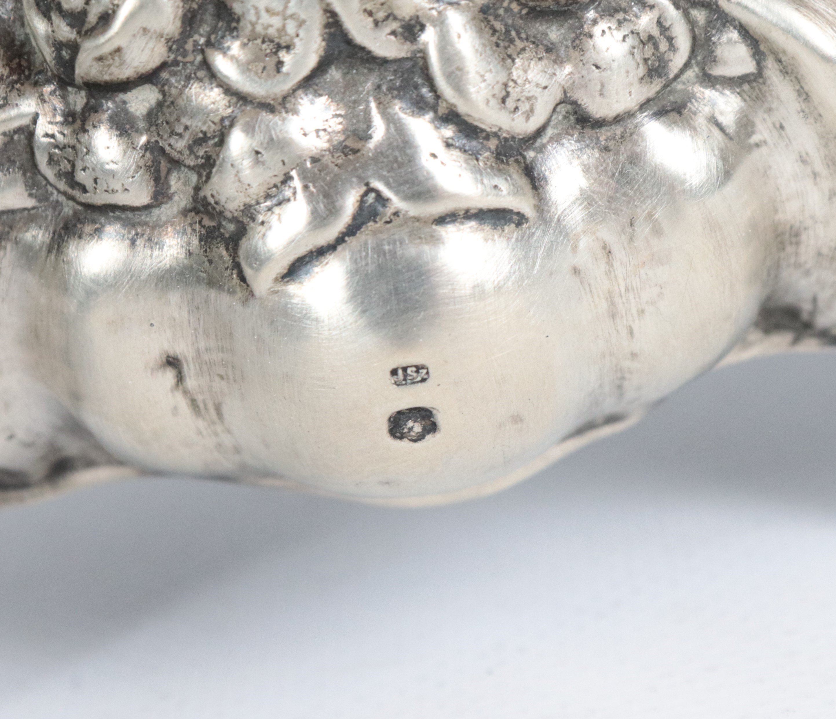 Antico candeliere in argento cesellato e sbalzato a motivi Luigi XV, gr. 490. Bolli Francia Inizi...