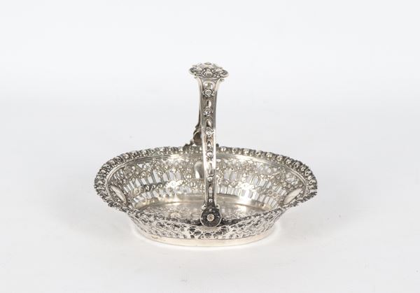 Antique basket in chiseled, embossed and perforated silver, with a bacchanalian background of cherubs, 130 gr.