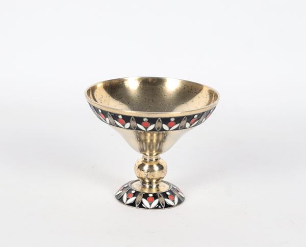 Antica piccola coppa in argento vermeil, bordi lavorati a rilievo con smalti a motivi floreali, gr. 120