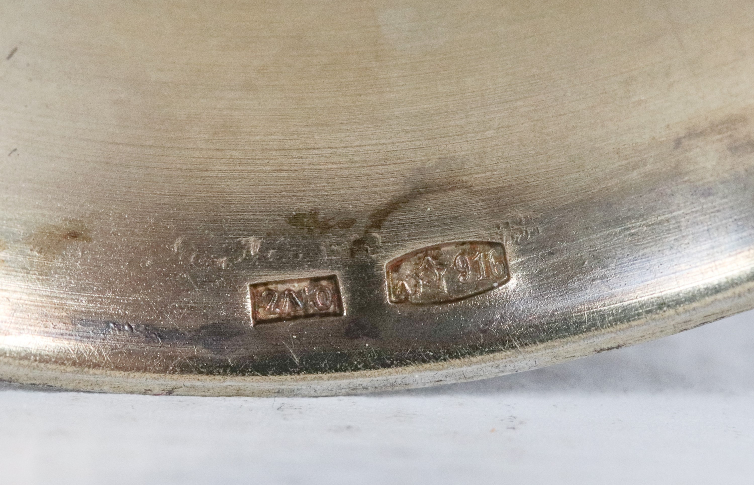 Antica piccola coppa in argento vermeil, bordi lavorati a rilievo con smalti a motivi floreali, g...