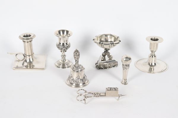 Antico lotto in argento cesellato e sbalzato di una salierina, un piccolo calice, un portacandela, una bugia, uno spegnicandela, un sigillo e un campanello (7 pz), gr. 590