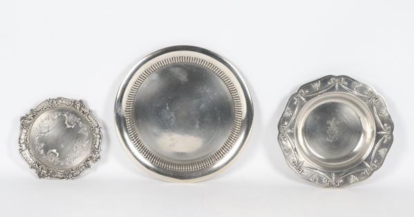 Antico lotto in argento di tre piattini cesellati, sbalzati e traforati. Misure e forme differenti, gr. 470