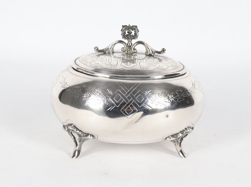 Antica zuccheriera russa in argento cesellato e sbalzato, sorretta da quattro piedini ricurvi. Qu...