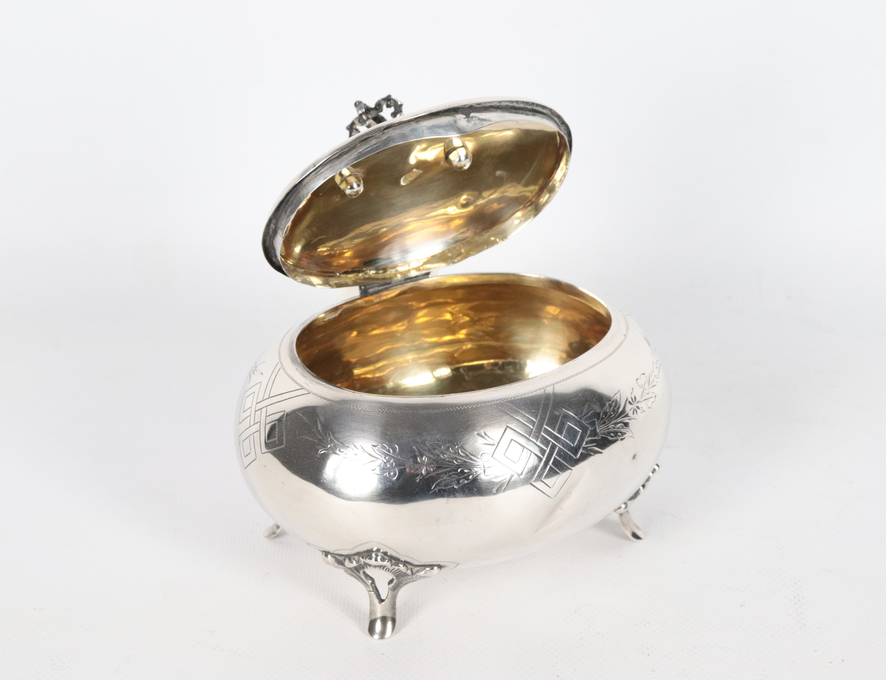 Antica zuccheriera russa in argento cesellato e sbalzato, sorretta da quattro piedini ricurvi. Qu...