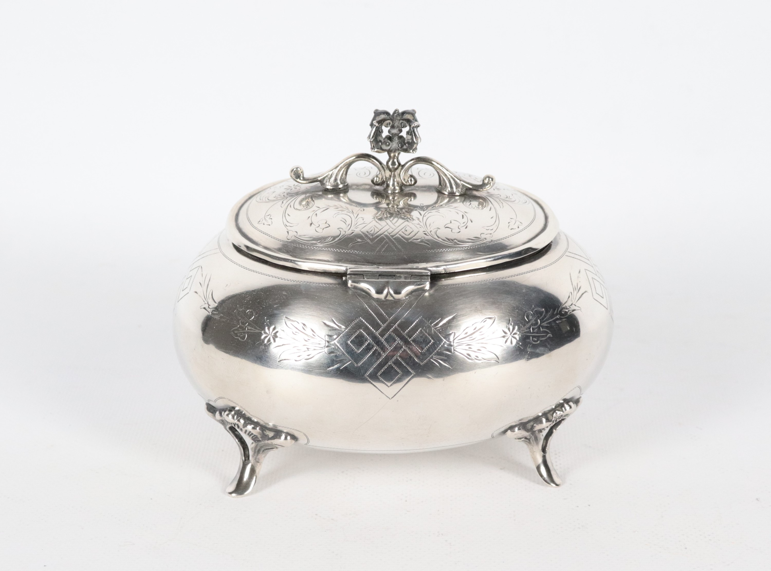 Antica zuccheriera russa in argento cesellato e sbalzato, sorretta da quattro piedini ricurvi. Qu...