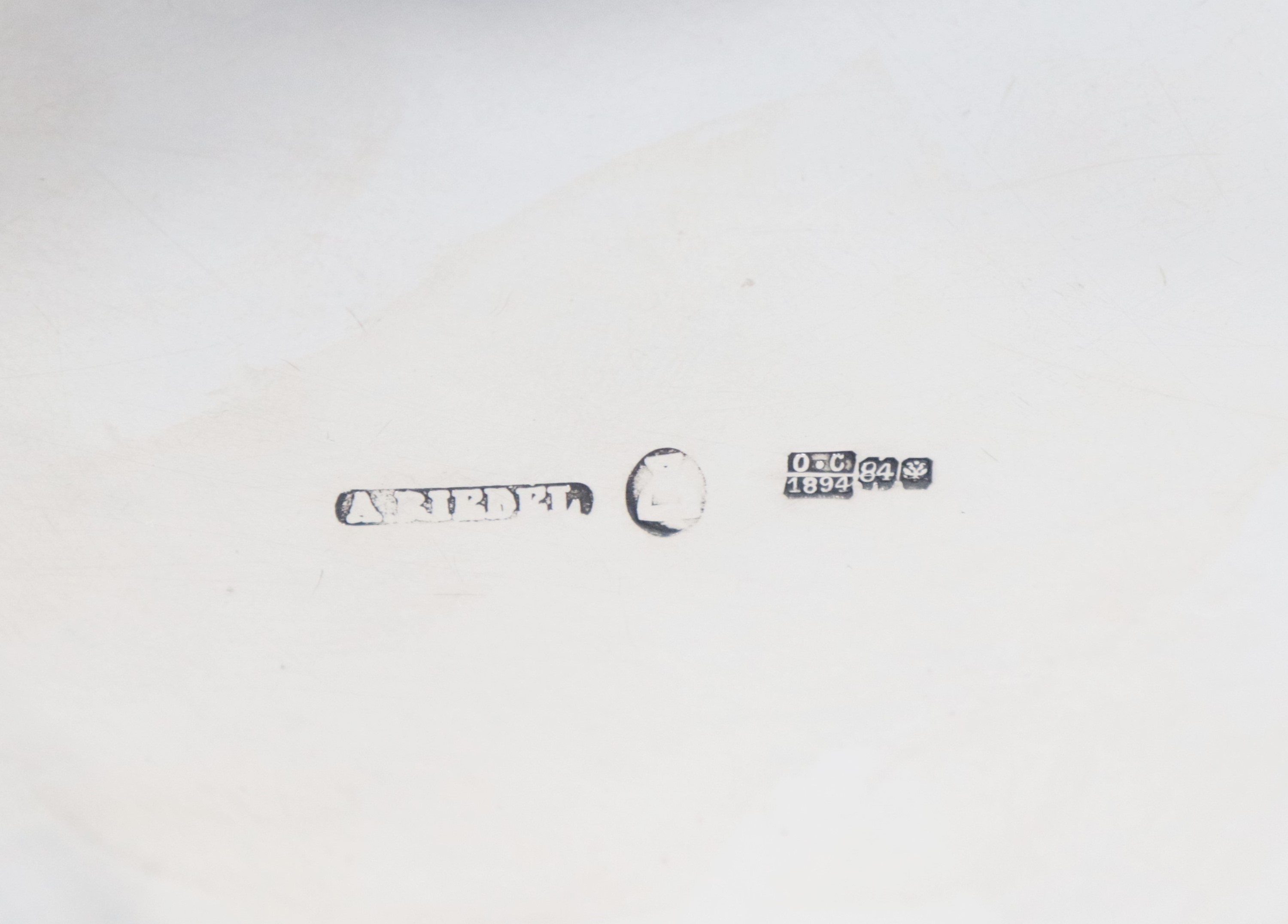 Antica zuccheriera russa in argento cesellato e sbalzato, sorretta da quattro piedini ricurvi. Qu...