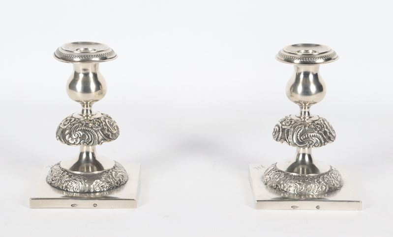 Coppia di candelieri russi in argento cesellato e sbalzato, gr. 370. Bolli Mosca 1884