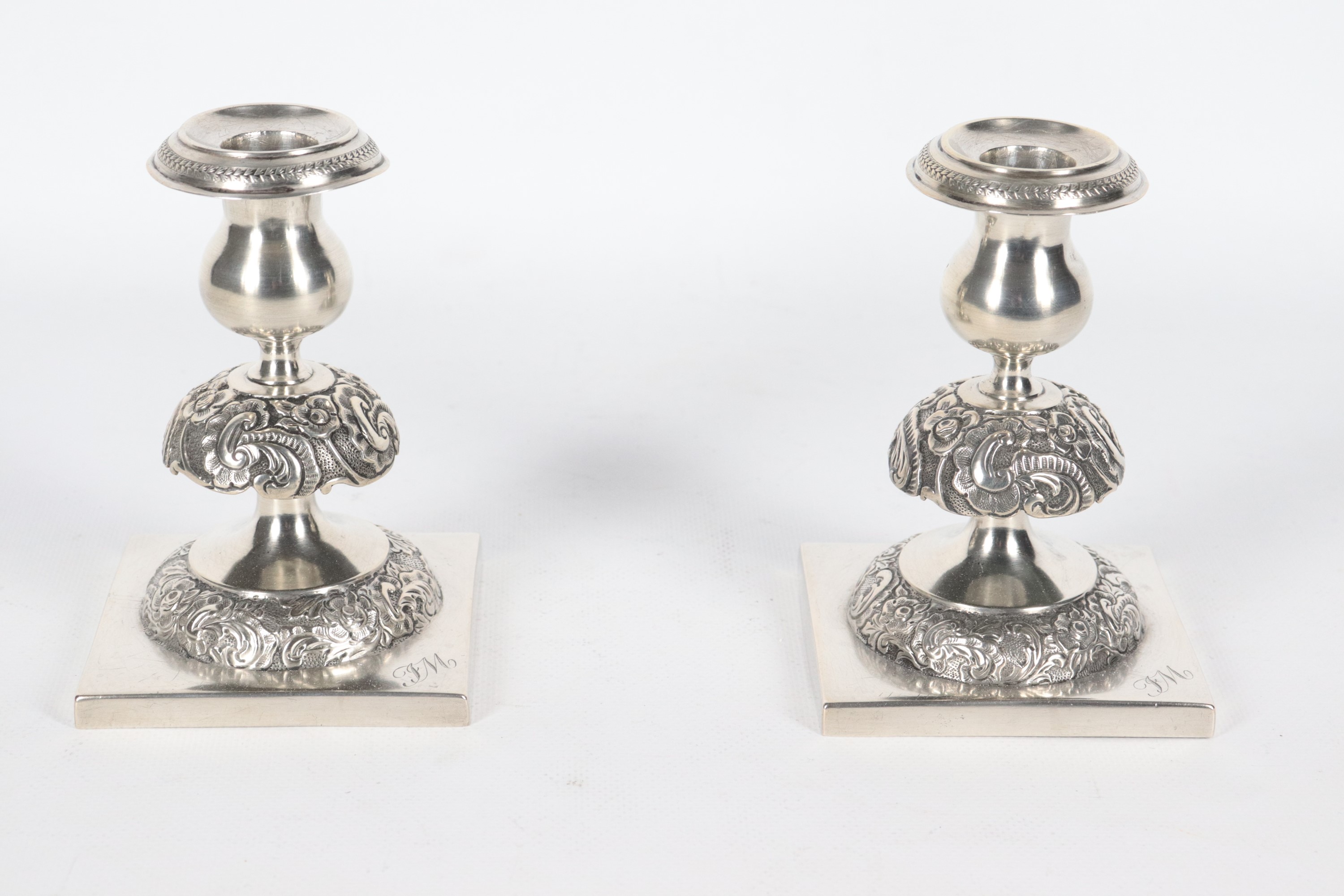 Coppia di candelieri russi in argento cesellato e sbalzato, gr. 370. Bolli Mosca 1884