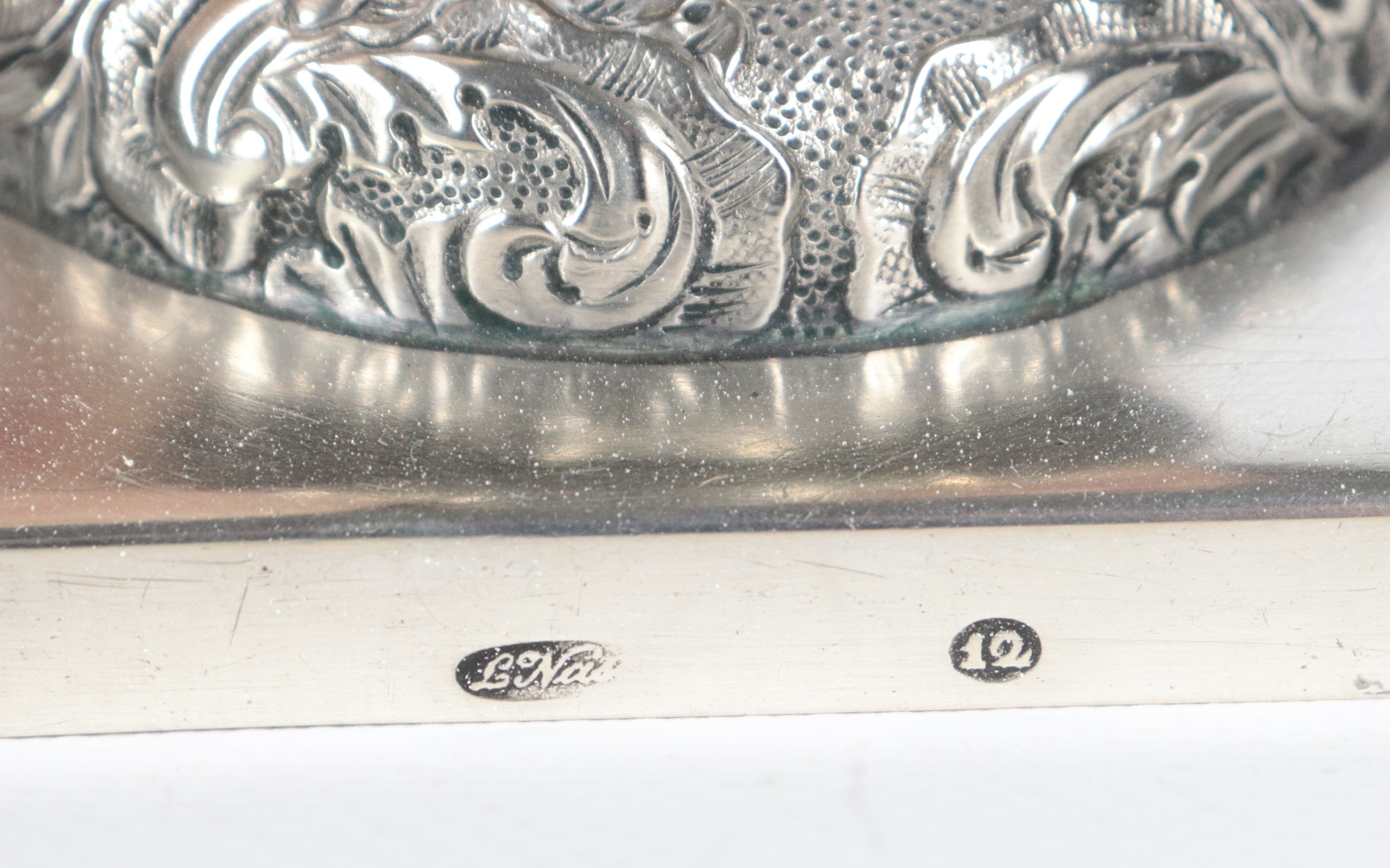 Coppia di candelieri russi in argento cesellato e sbalzato, gr. 370. Bolli Mosca 1884