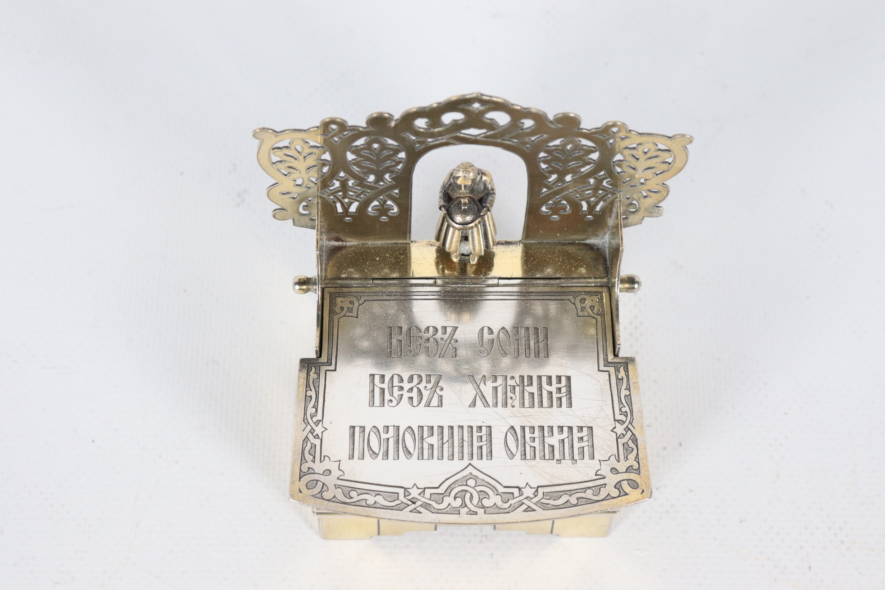 Antica saliera a trono russa in argento cesellato e sbalzato, gr. 248. Bolli mosca 1884