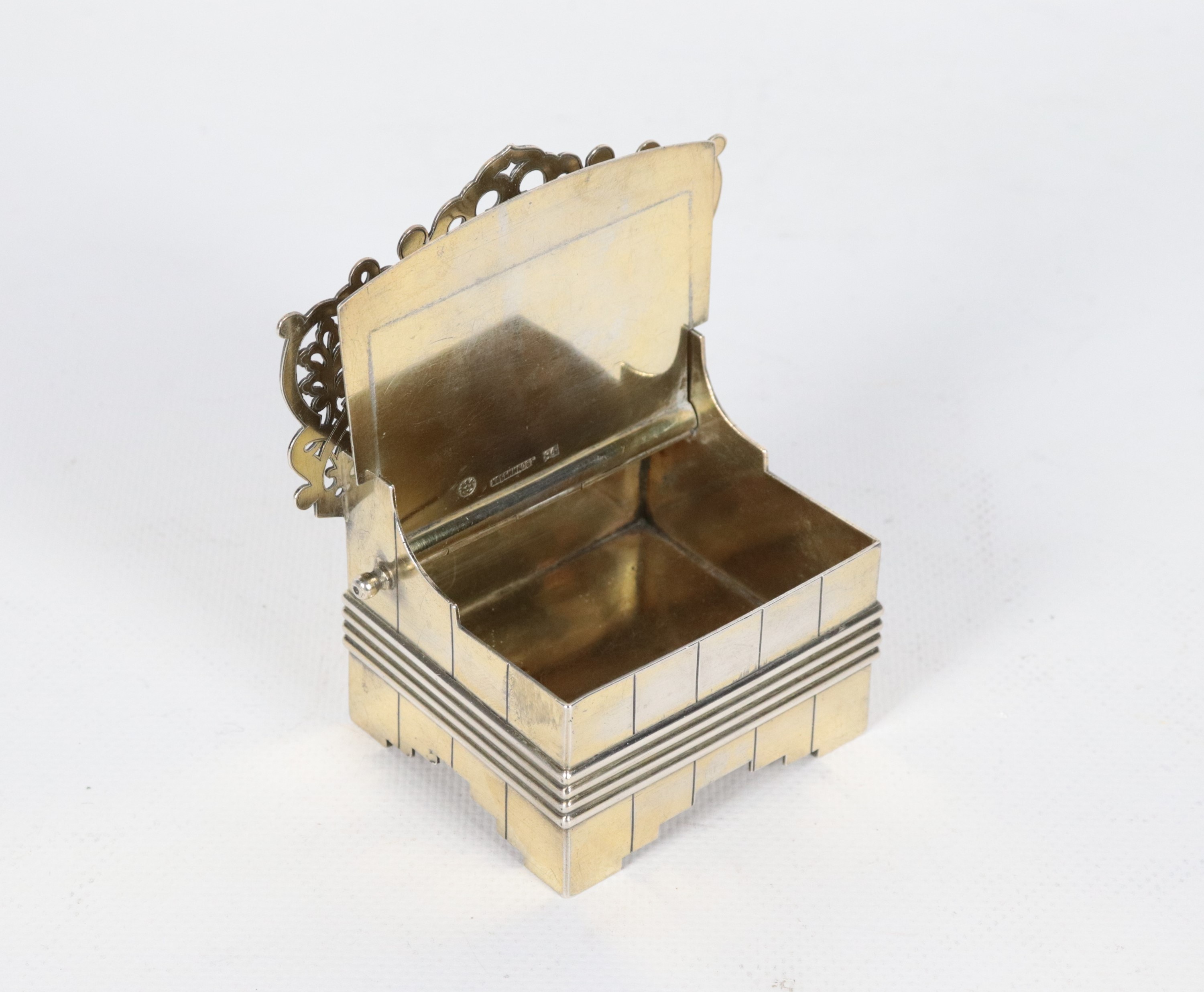 Antica saliera a trono russa in argento cesellato e sbalzato, gr. 248. Bolli mosca 1884