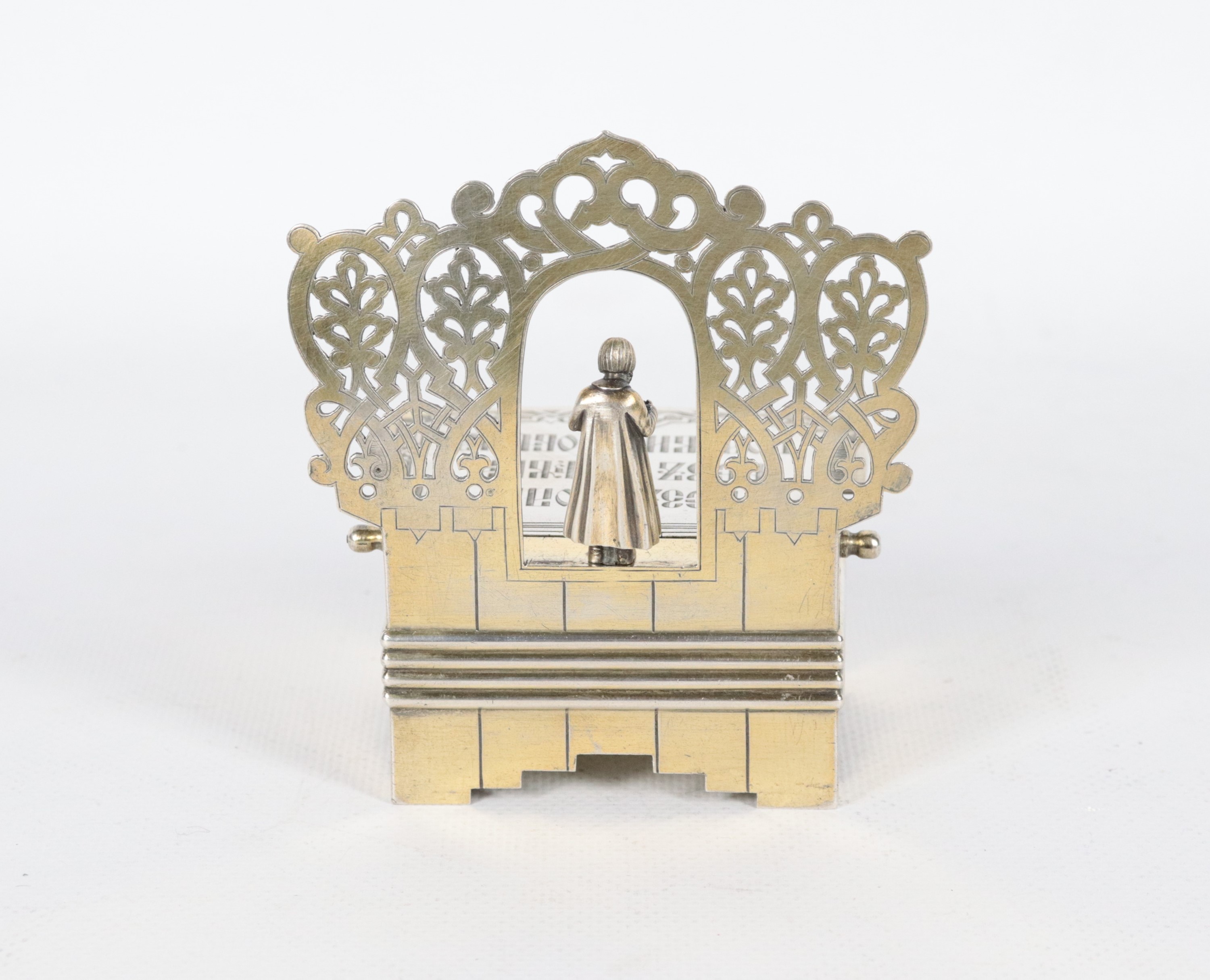 Antica saliera a trono russa in argento cesellato e sbalzato, gr. 248. Bolli mosca 1884