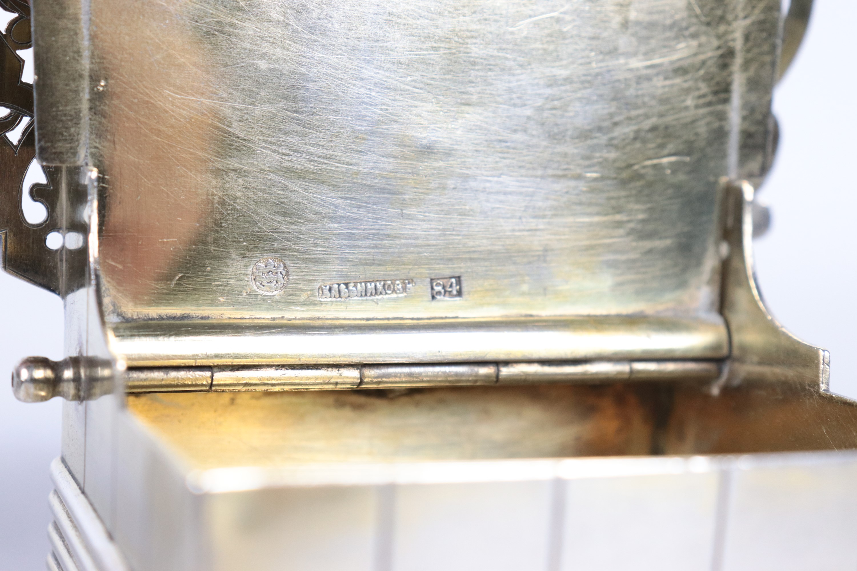 Antica saliera a trono russa in argento cesellato e sbalzato, gr. 248. Bolli mosca 1884