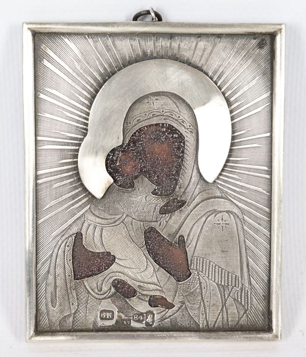 "Madonna con Bambino", antica piccola icona russa dipinta su tavola con rizza in argento. Bolli Mosca 1884