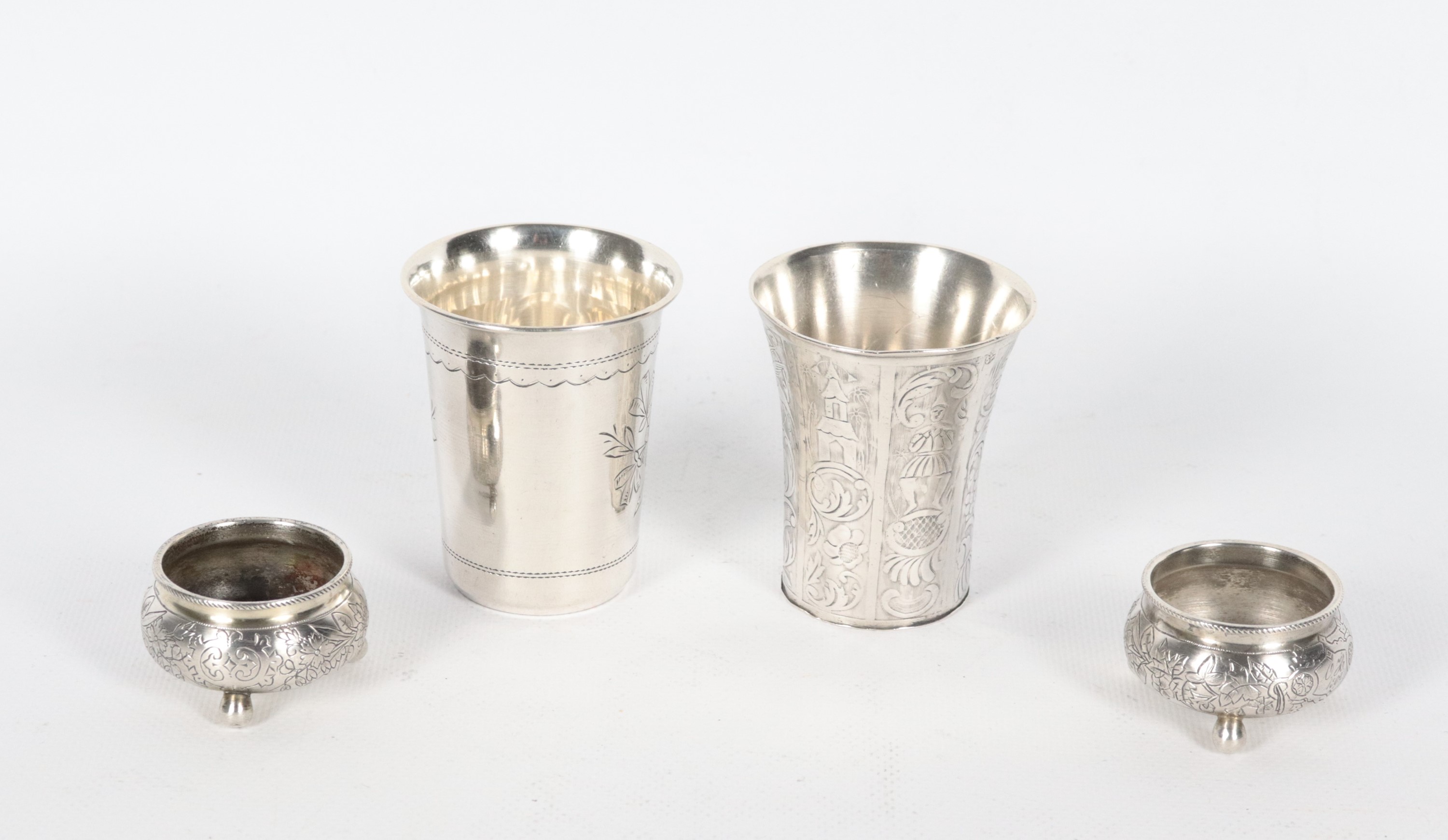 Antico lotto russo in argento di due bicchierini e due salierine tonde, gr. 174. Bolli Mosca 1884
