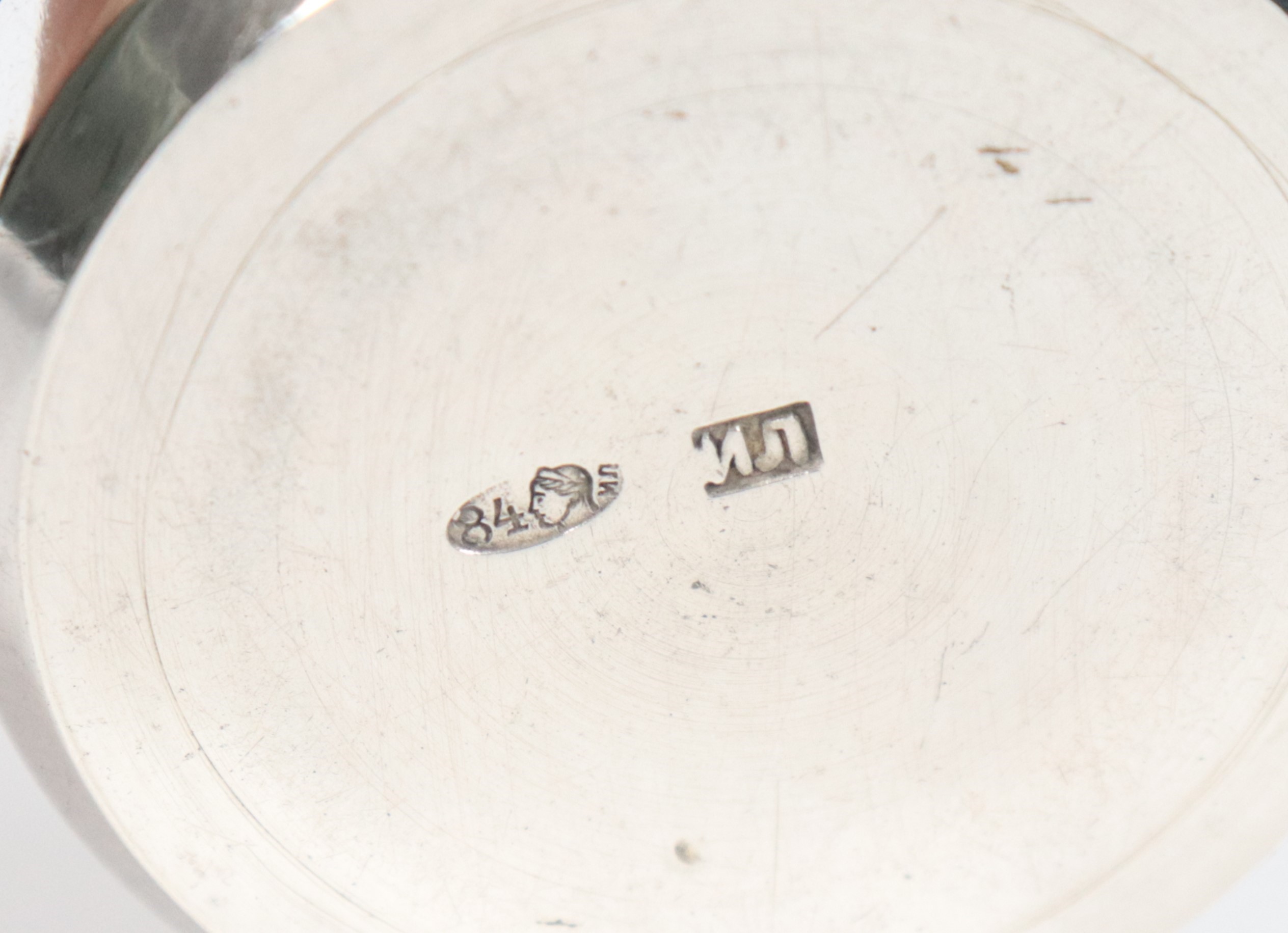 Antico lotto russo in argento di due bicchierini e due salierine tonde, gr. 174. Bolli Mosca 1884