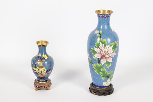 Lotto di due vasi cinesi in smalto cloisonnè azzurro, con decorazioni policrome a motivi floreali, forme e altezze differenti