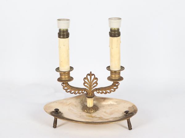 Antico originale candelabro in bronzo dorato e guscio di conchiglia, cesellato e sbalzato a motivi Luigi XVI, 2 luci. La conchiglia presenta rottura