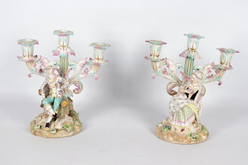 Coppia di antichi candelabri in porcellana di Sassonia, interamente decorati e variopinti con fio...