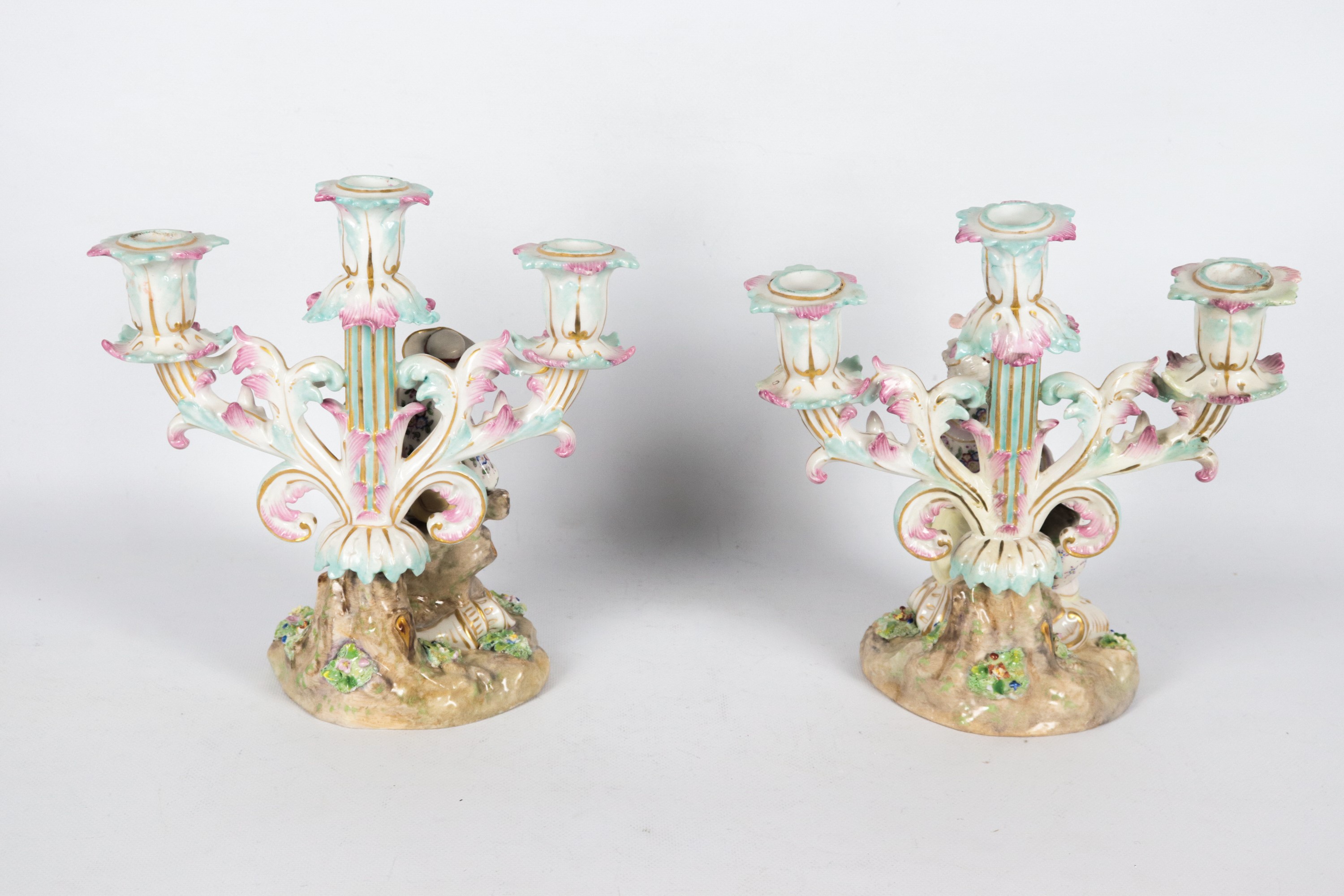 Coppia di antichi candelabri in porcellana di Sassonia, interamente decorati e variopinti con fio...