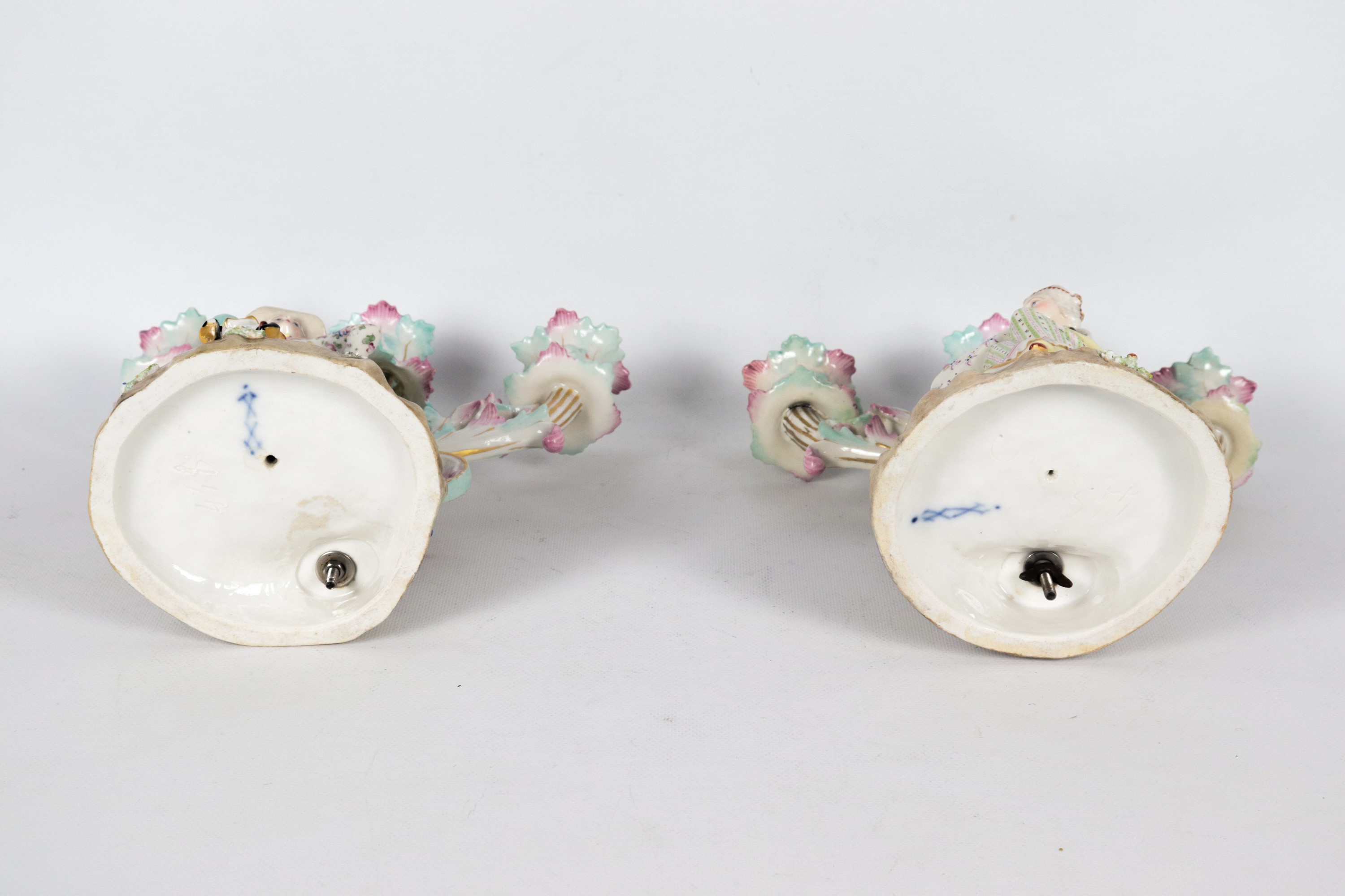 Coppia di antichi candelabri in porcellana di Sassonia, interamente decorati e variopinti con fio...
